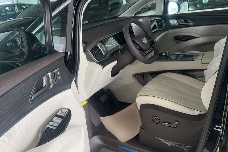 Used Denza D9 2024 DM-i 980 Four-Wheel Drive Prestige Model Interior 2