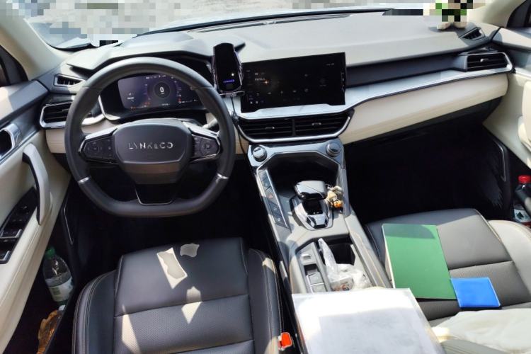 Used Lynk & Co 06 EM-P 2022 PHEV 84 km Range Pro Version Center Console