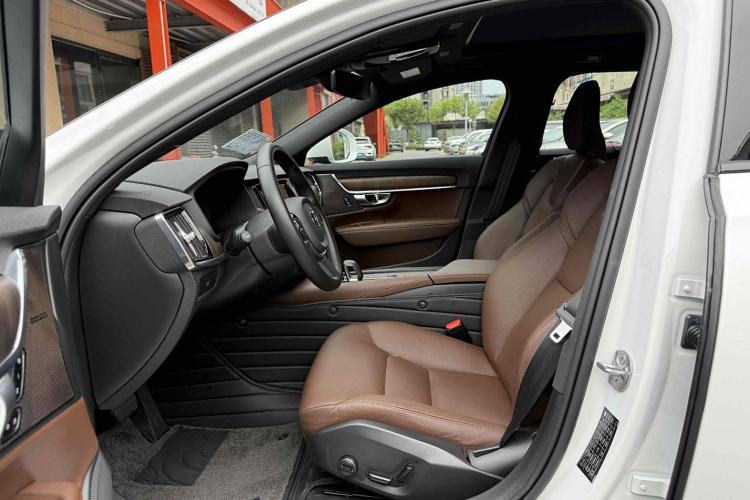 Used Volvo V90 2024 Cross Country B5 AWD Smart Range Edition