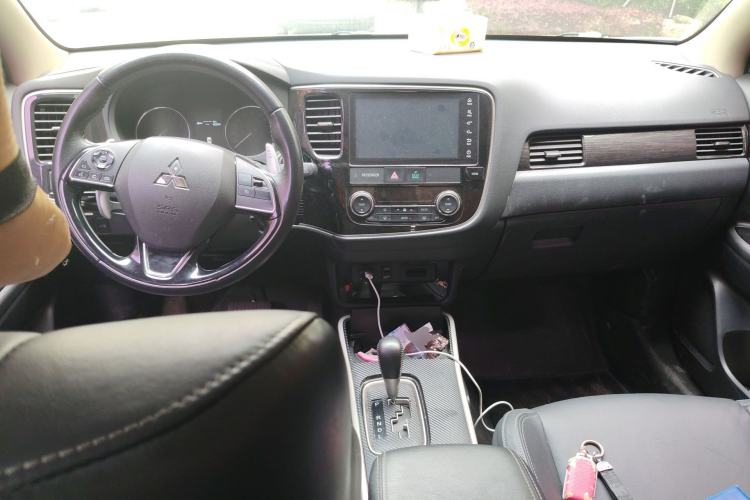Used Mitsubishi Outlander 2019 2.4L 4x4 Zhi Xiang Edition 7 Seats China V Emission Standard Center Console
