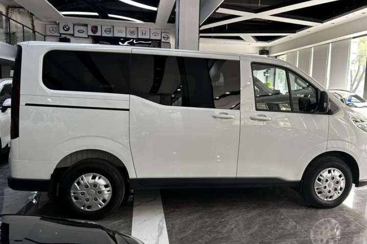 Used Iveco Fidato 2023 C30 Passenger Van 2.0T 93kW Manual Transmission Xingtu Edition Low Roof
