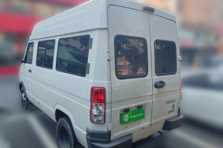 Used Iveco Daily 2021 2.5T A35 M1 Passenger Van 5-9 Seater Short Wheelbase Mid-Roof Design Dual Tires Side Sliding Door
