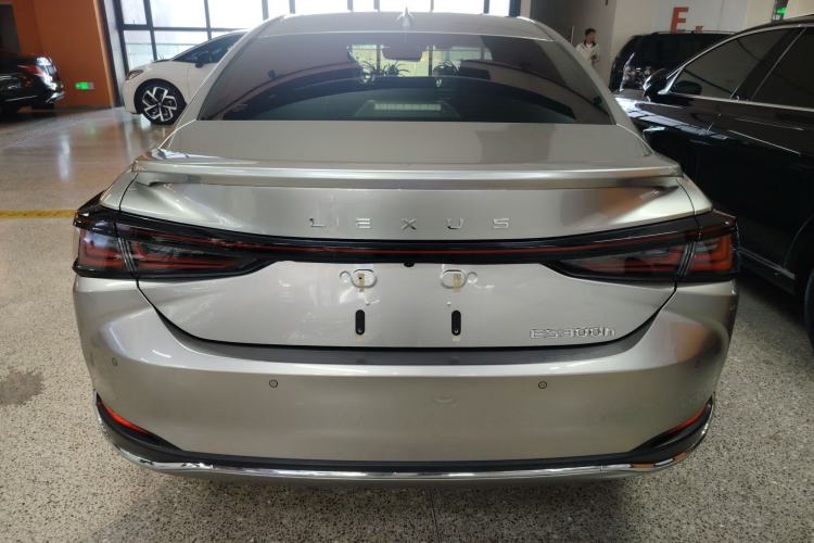 Used Lexus ES 2025 300h Deluxe Edition

