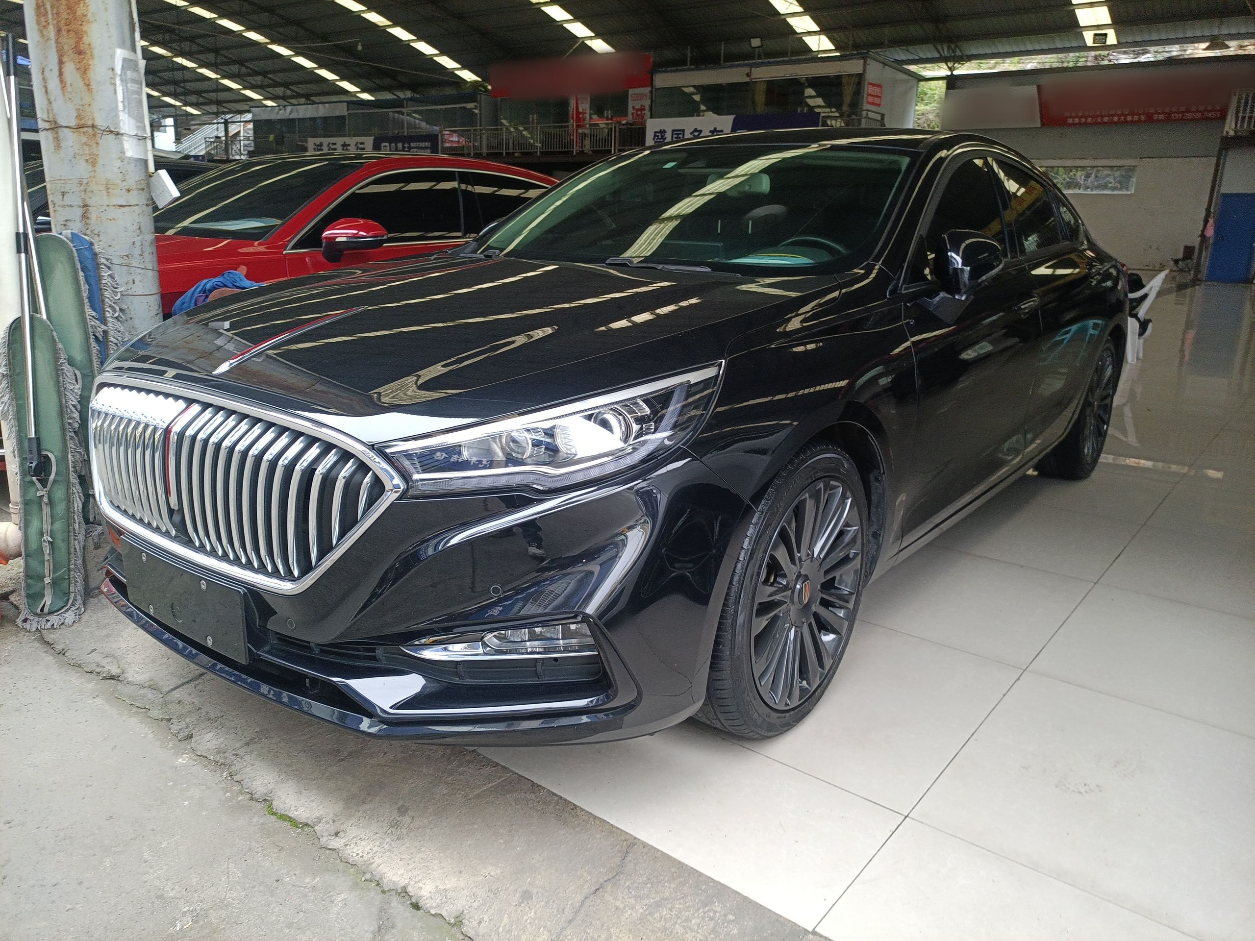 تحت مقدمة السيارة