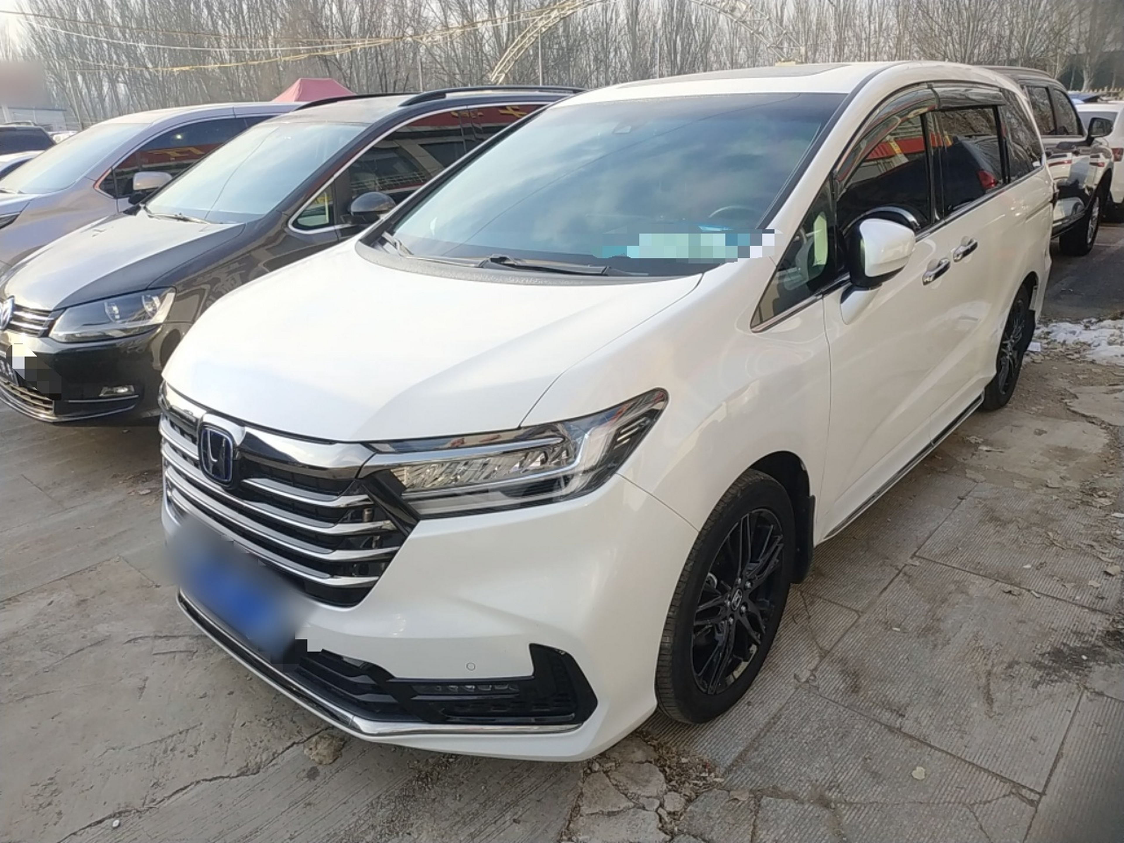 Под передней частью автомобиля