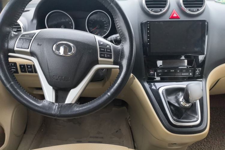 Used Haval H6 2013 Upgraded Model 1.5T Manual Two-Wheel Drive Urban Version Center Console