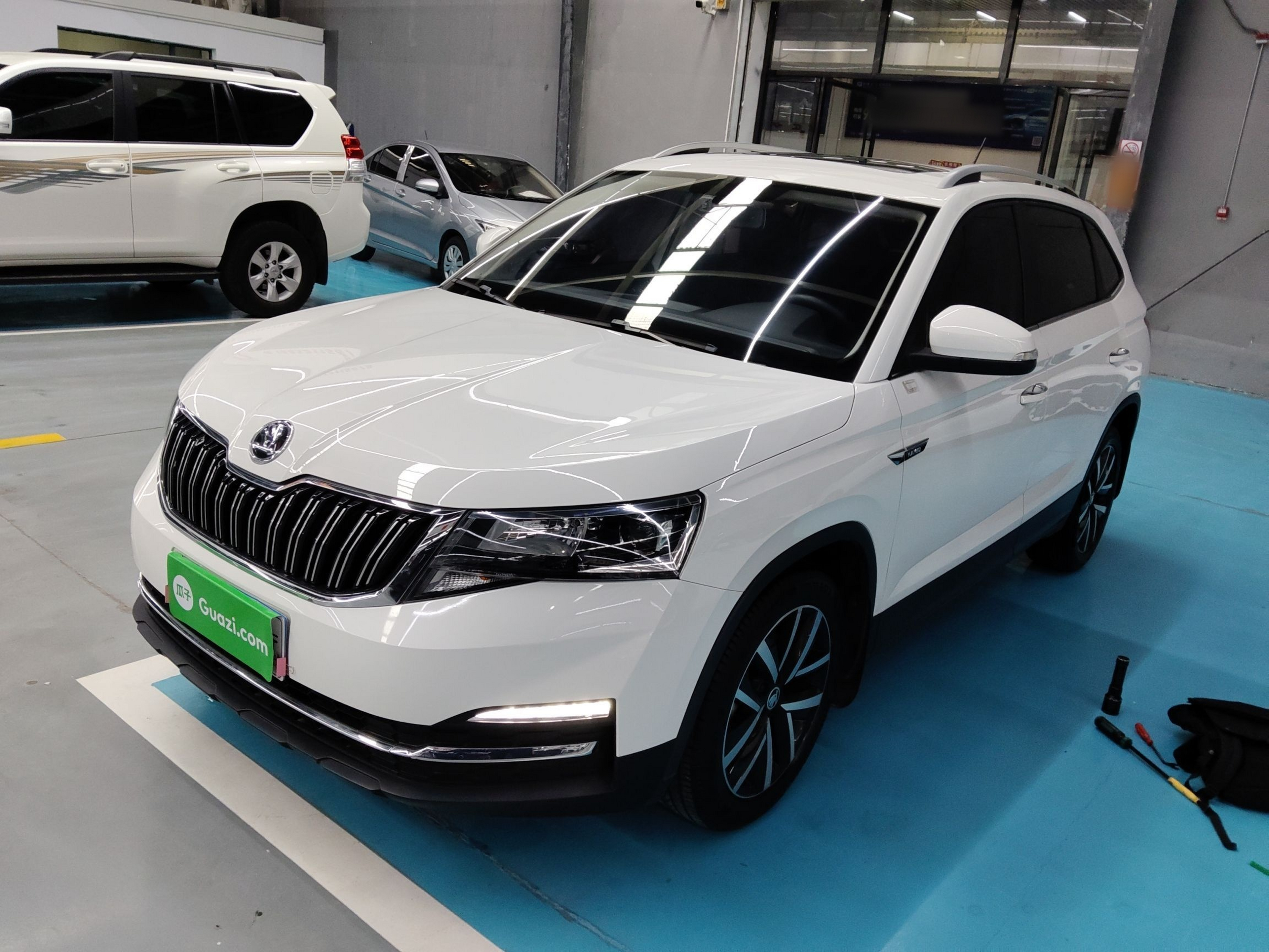 Под передней частью автомобиля