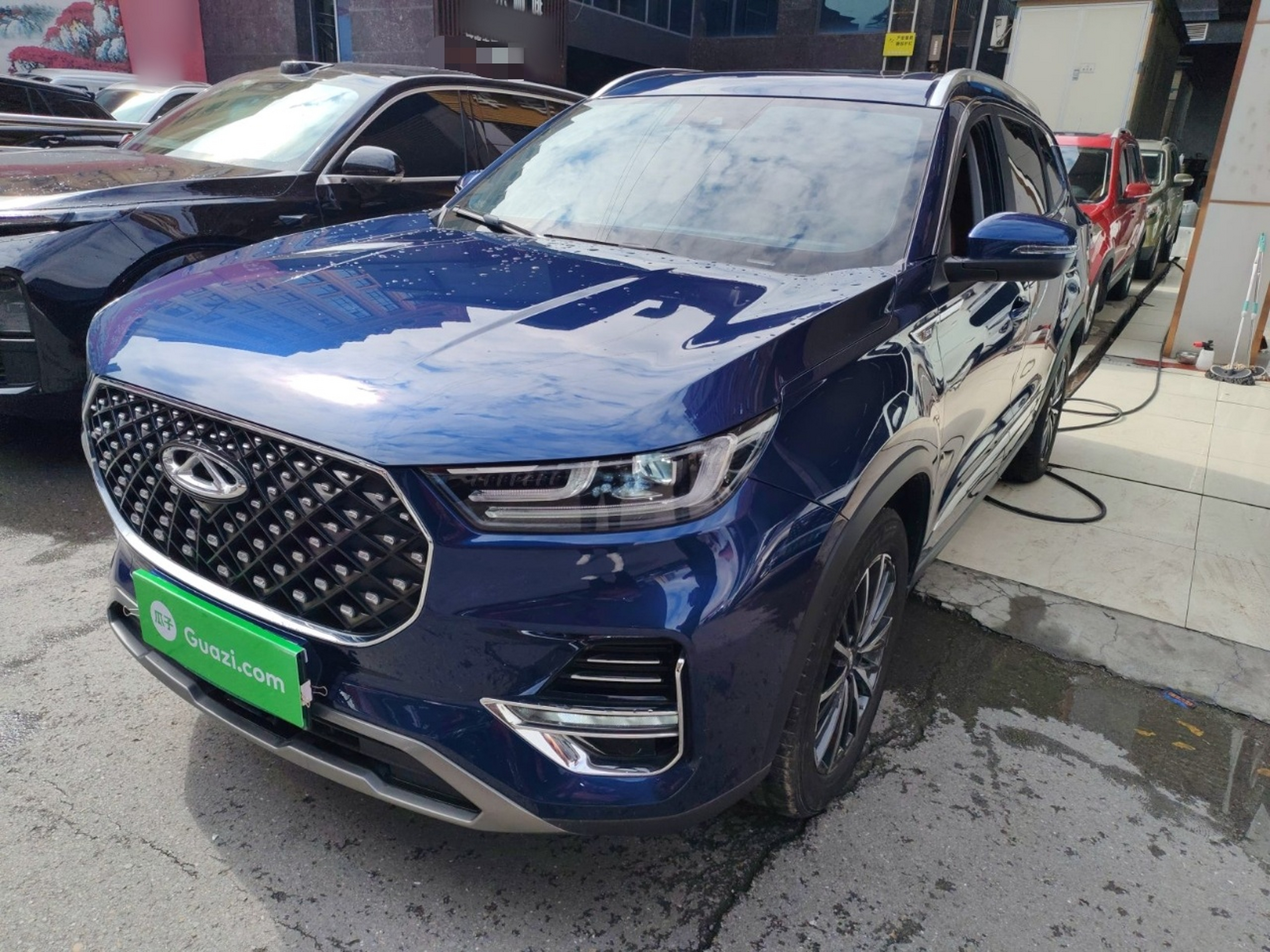 Под передней частью автомобиля