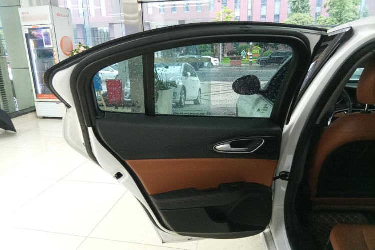 Used Alfa Romeo Giulia 2017 2.0T 200HP Luxury Edition
