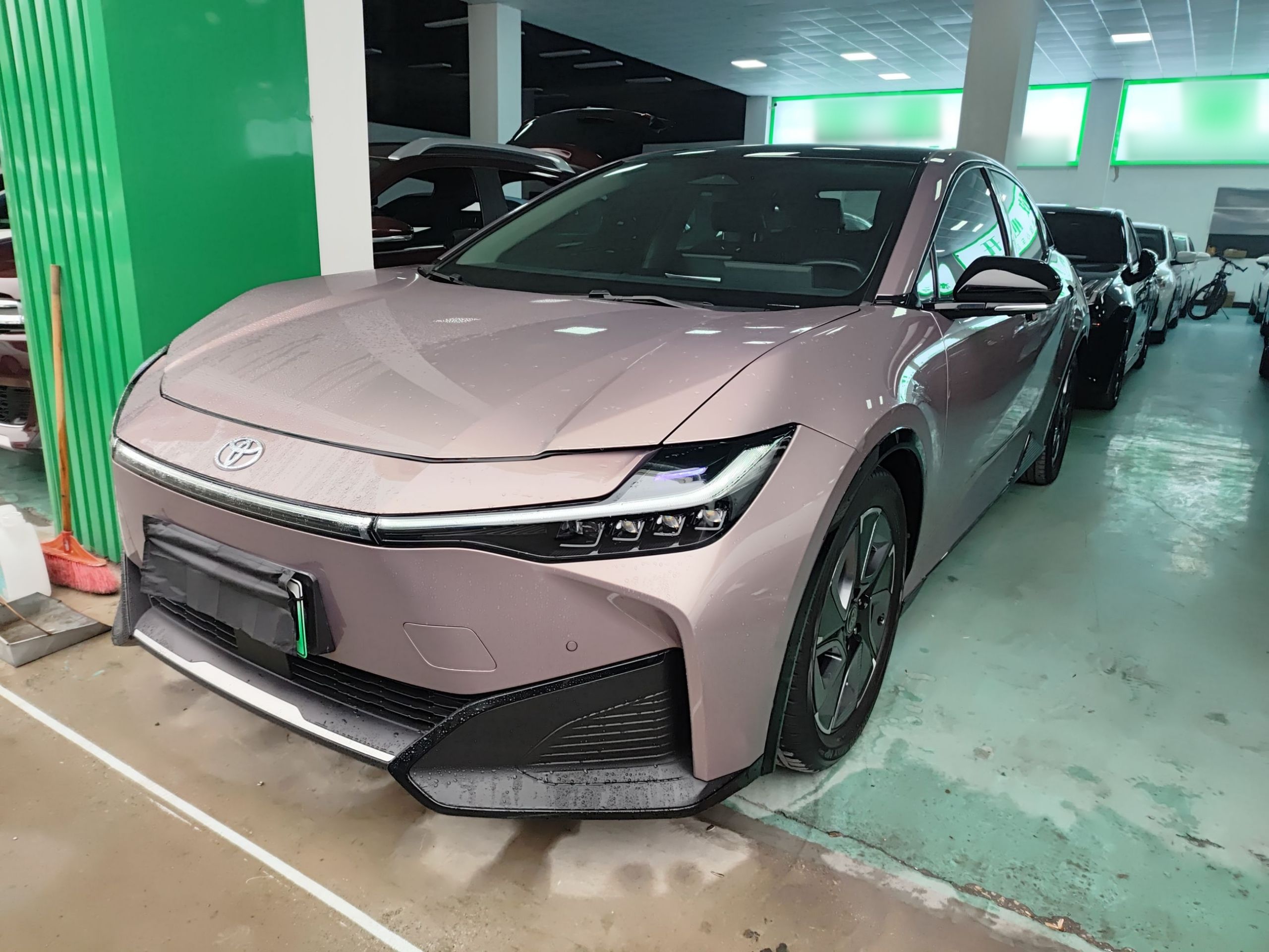 Под передней частью автомобиля