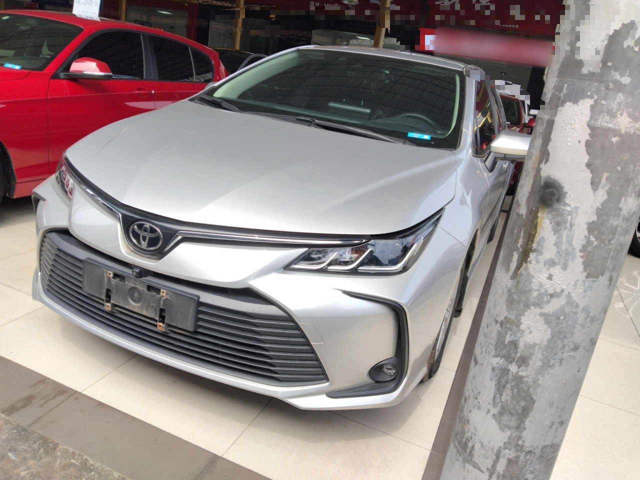 تحت مقدمة السيارة