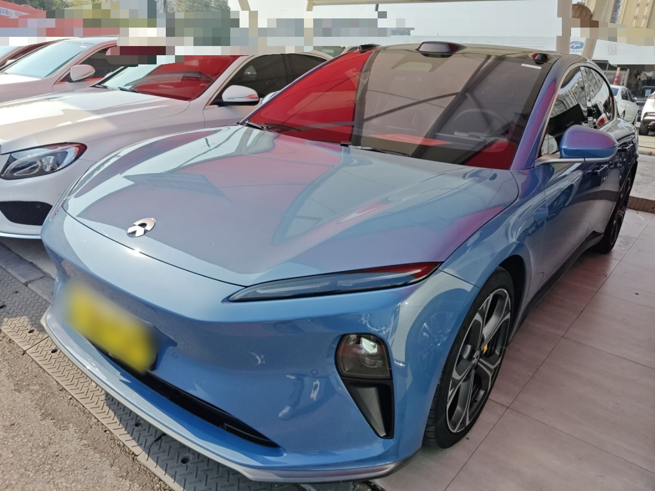 تحت مقدمة السيارة