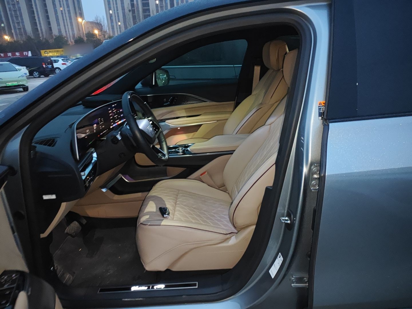 المقاعد الأمامية داخل السيارة