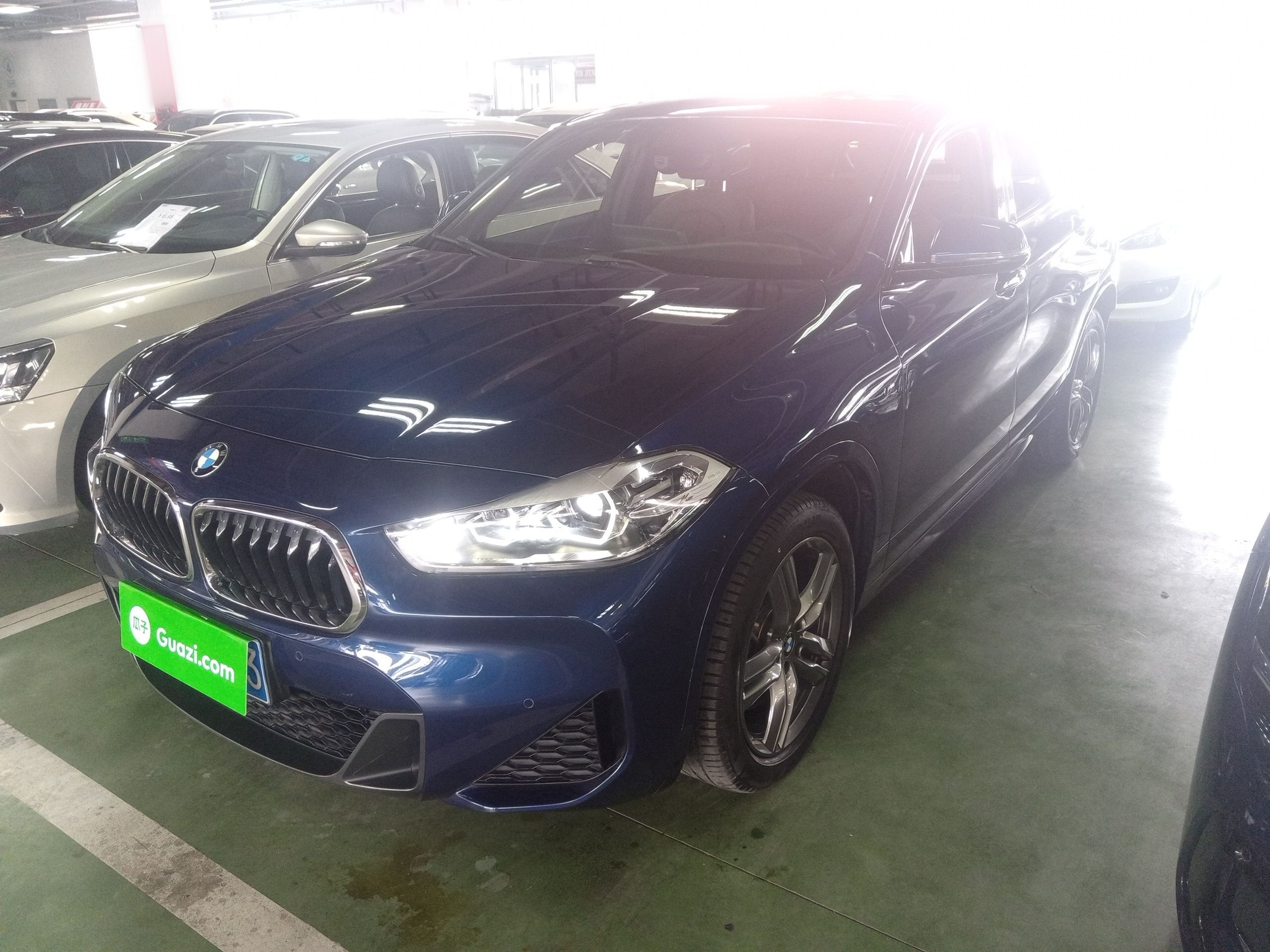 Под передней частью автомобиля