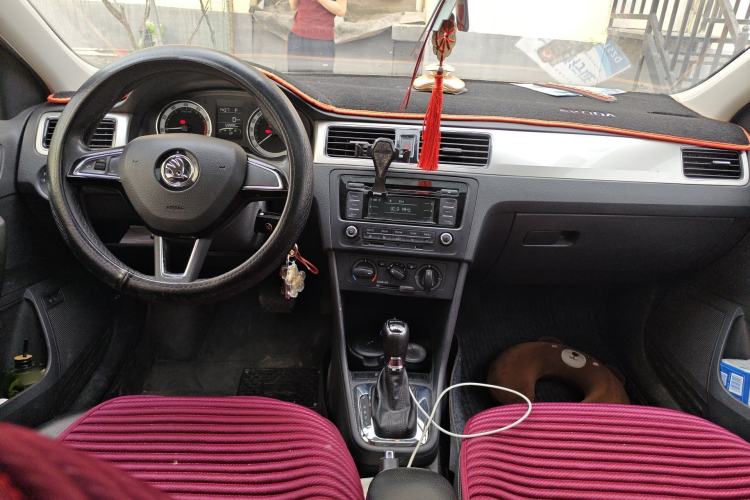 Used Skoda Rapid 2019 1.5L Automatic Comfort Edition China VI Standard Center Console