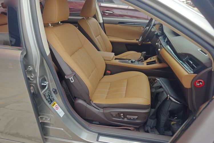 Used Lexus ES 2015 300h Comfort Edition
