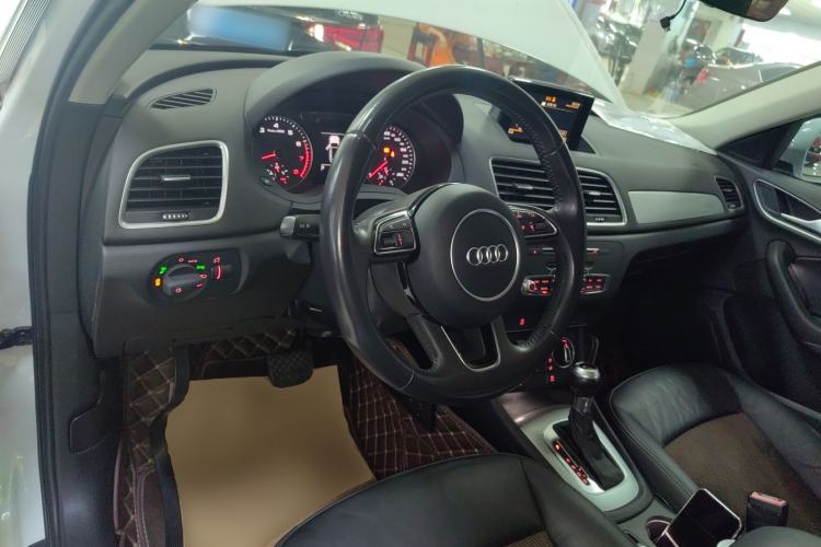 Used Audi Q3 2017 35 TFSI Fashion Model Center Console