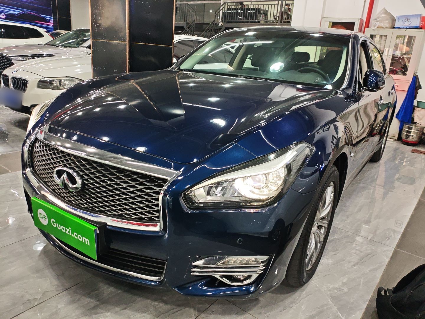 تحت مقدمة السيارة