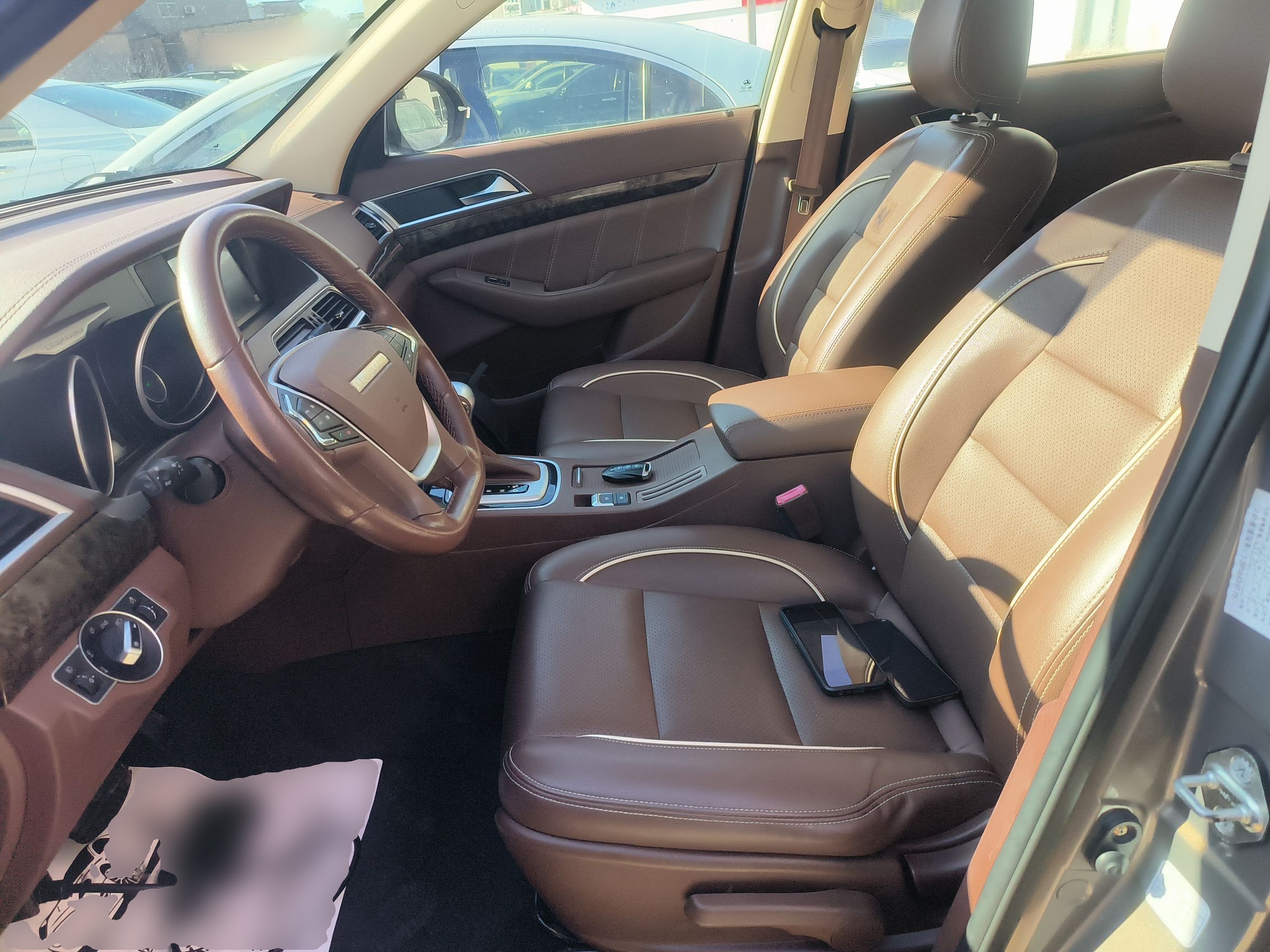 المقاعد الأمامية داخل السيارة