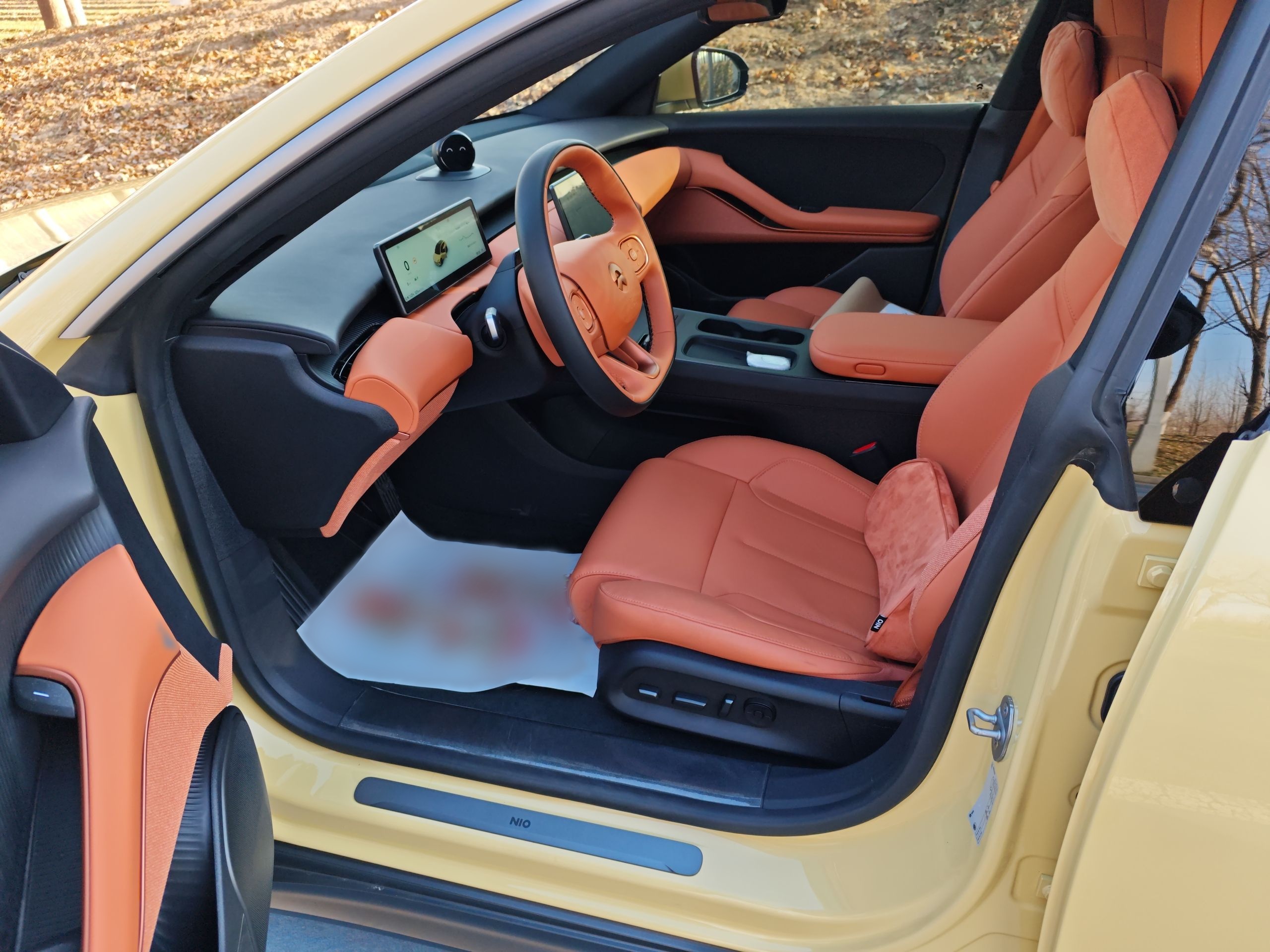 المقاعد الأمامية داخل السيارة