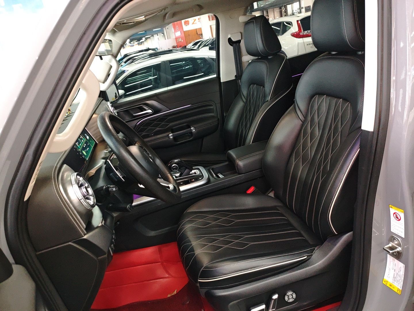 المقاعد الأمامية داخل السيارة