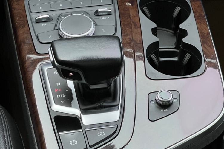 Used Audi Q7  Interior 4