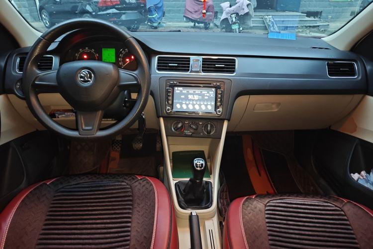 Used Skoda Rapid 2015 1.6L Manual Smart Selection Model Center Console