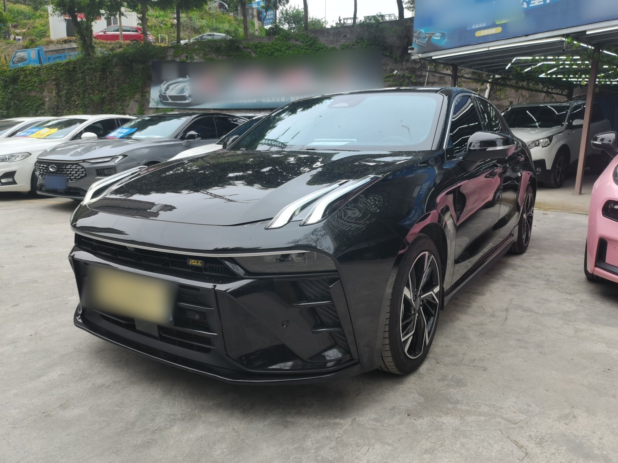 Под передней частью автомобиля