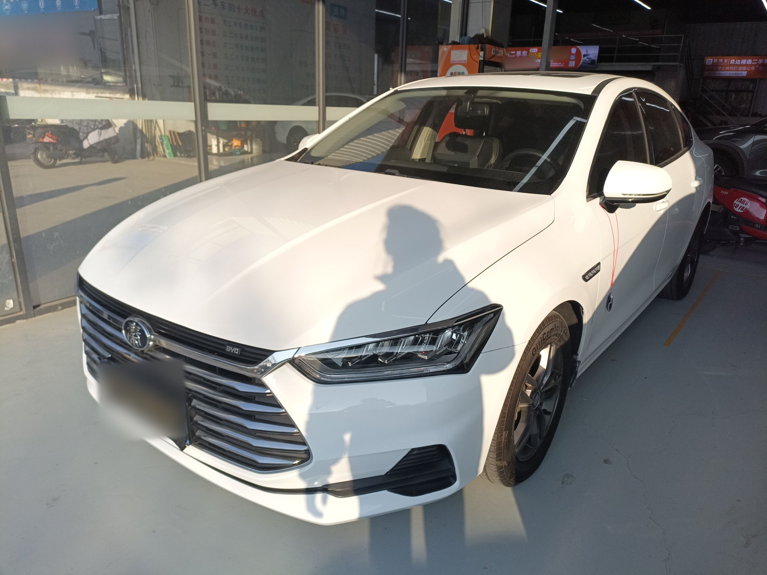 تحت مقدمة السيارة