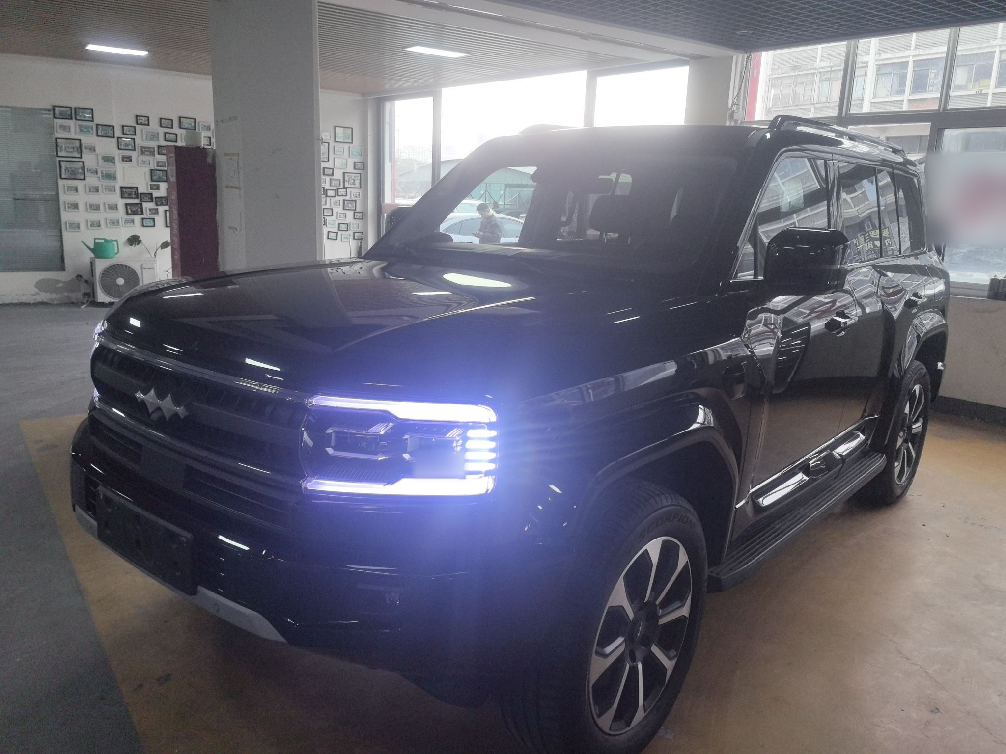 تحت مقدمة السيارة