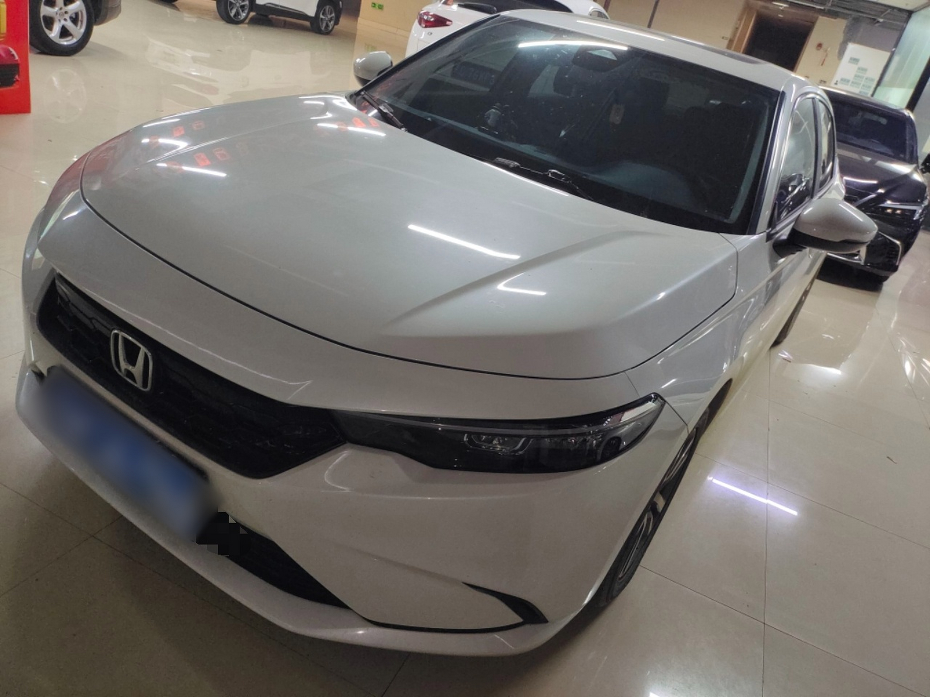 تحت مقدمة السيارة