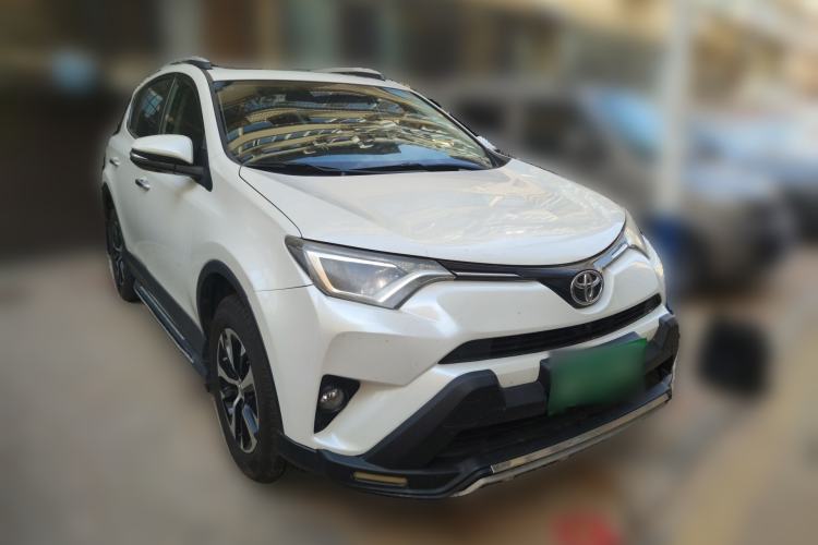 Used Toyota RAV4 2016 2.0L CVT Two-Wheel Drive Fashion Edition China V Standard Front Right 45 Deg