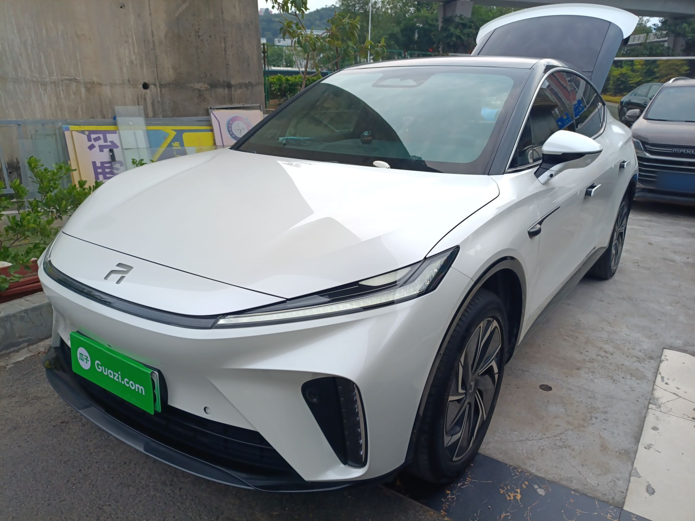 Под передней частью автомобиля