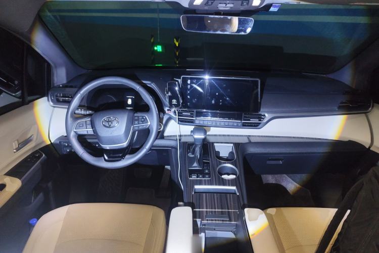 Used Toyota SIENNA 2023 2.5L Hybrid Deluxe Edition Center Console