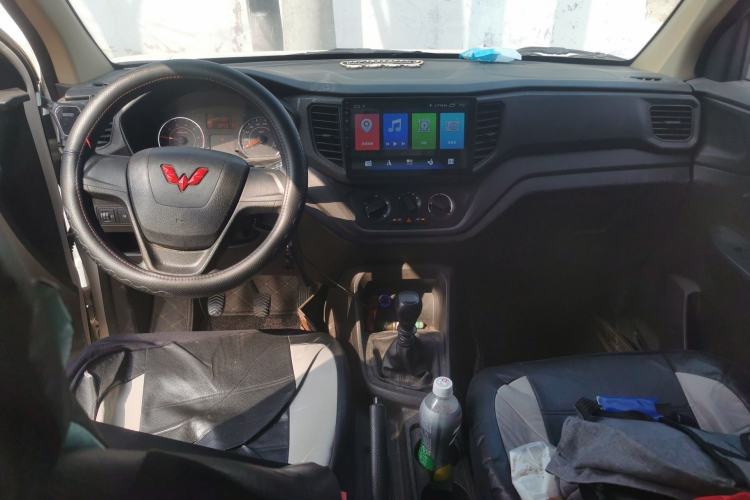 Used Wuling Hongguang V 2022 1.5L Jingqu Edition Enclosed-Window Vehicle with Electric Power Steering LAR Center Console