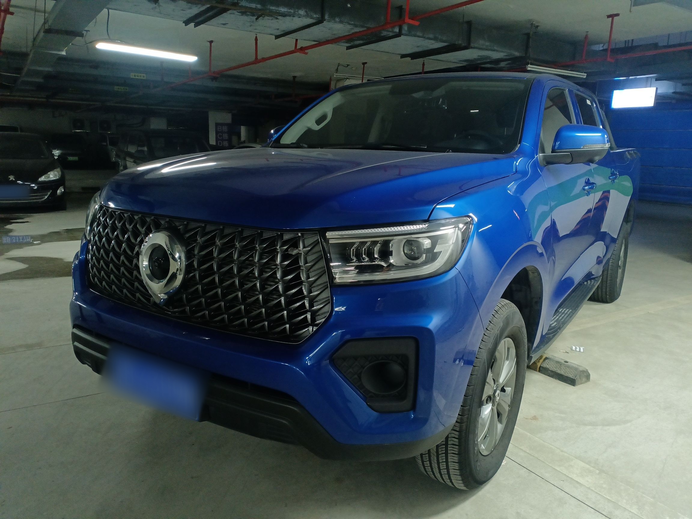 Под передней частью автомобиля