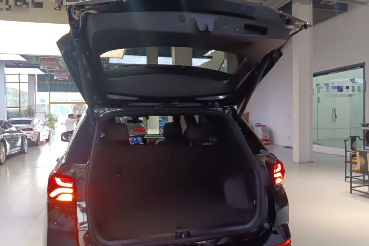 Used Chevrolet Equinox 2022 Light Hybrid 550T RS All-Wheel-Drive Smart Boundary Edition Trunk