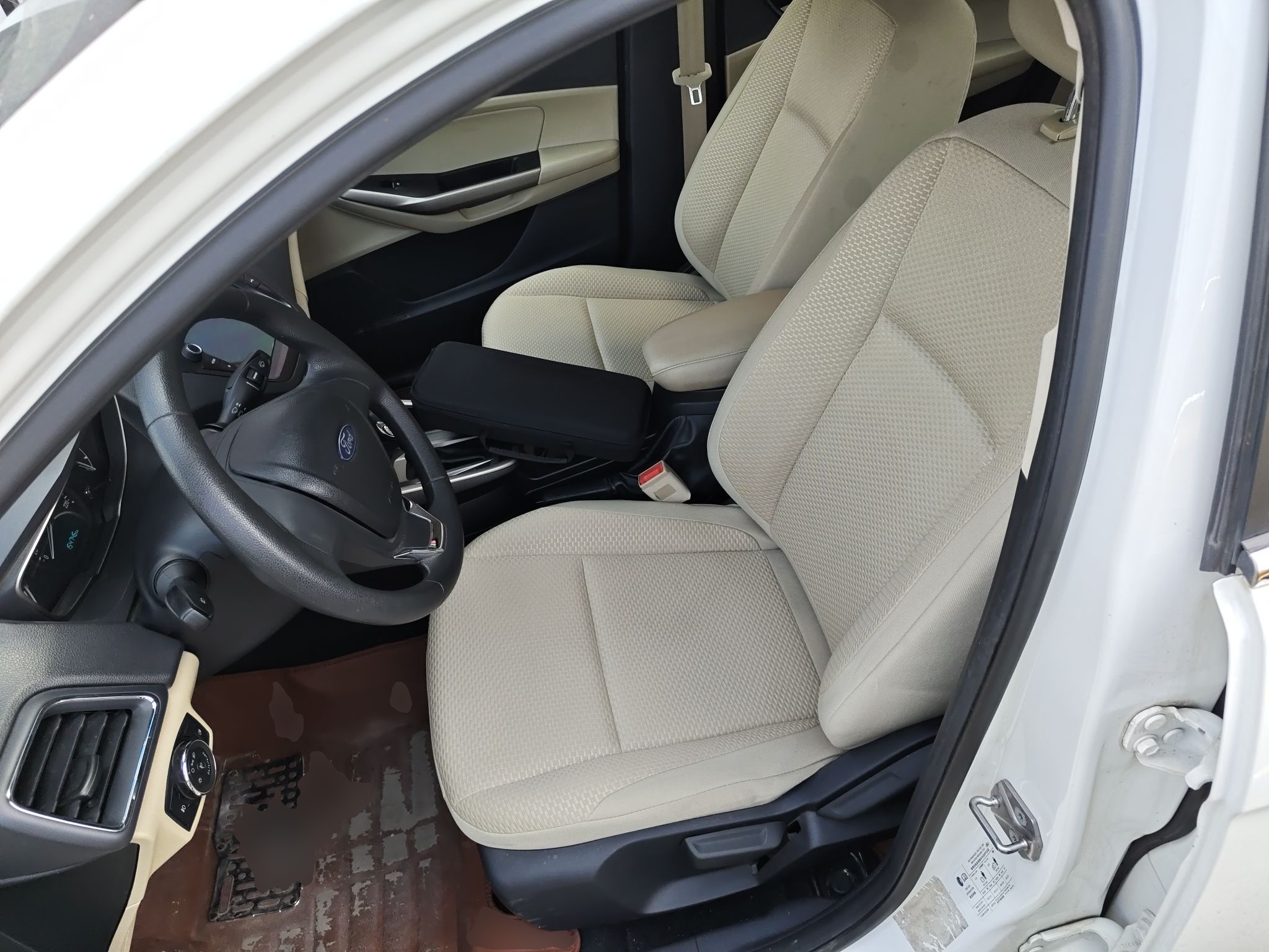 Переднее сиденье в автомобиле