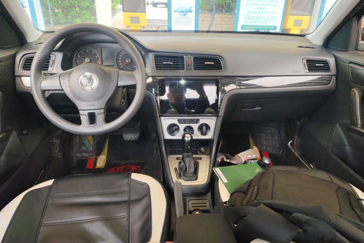 Used Volkswagen Lavida 2013 Revised Classic 1.6L Automatic Fashion Edition Center Console