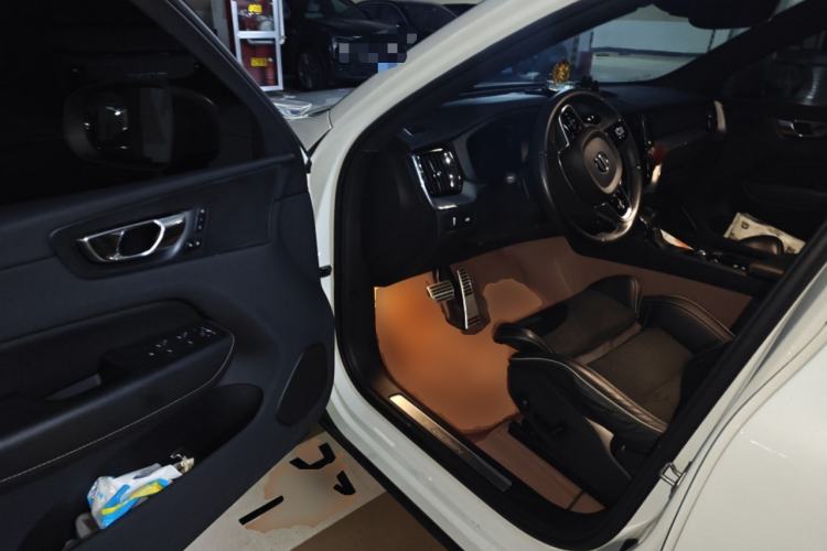 Used Volvo XC60 2019 T5 4x4 Smart & Dynamic Sport Edition China VI Standard Driver Seat