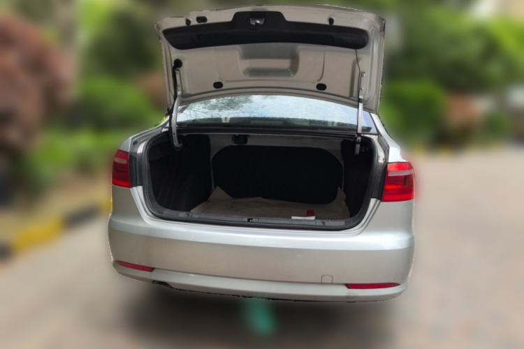 Used Volkswagen Lavida 2013 Revised Classic 1.6L Manual Fashion Edition Trunk