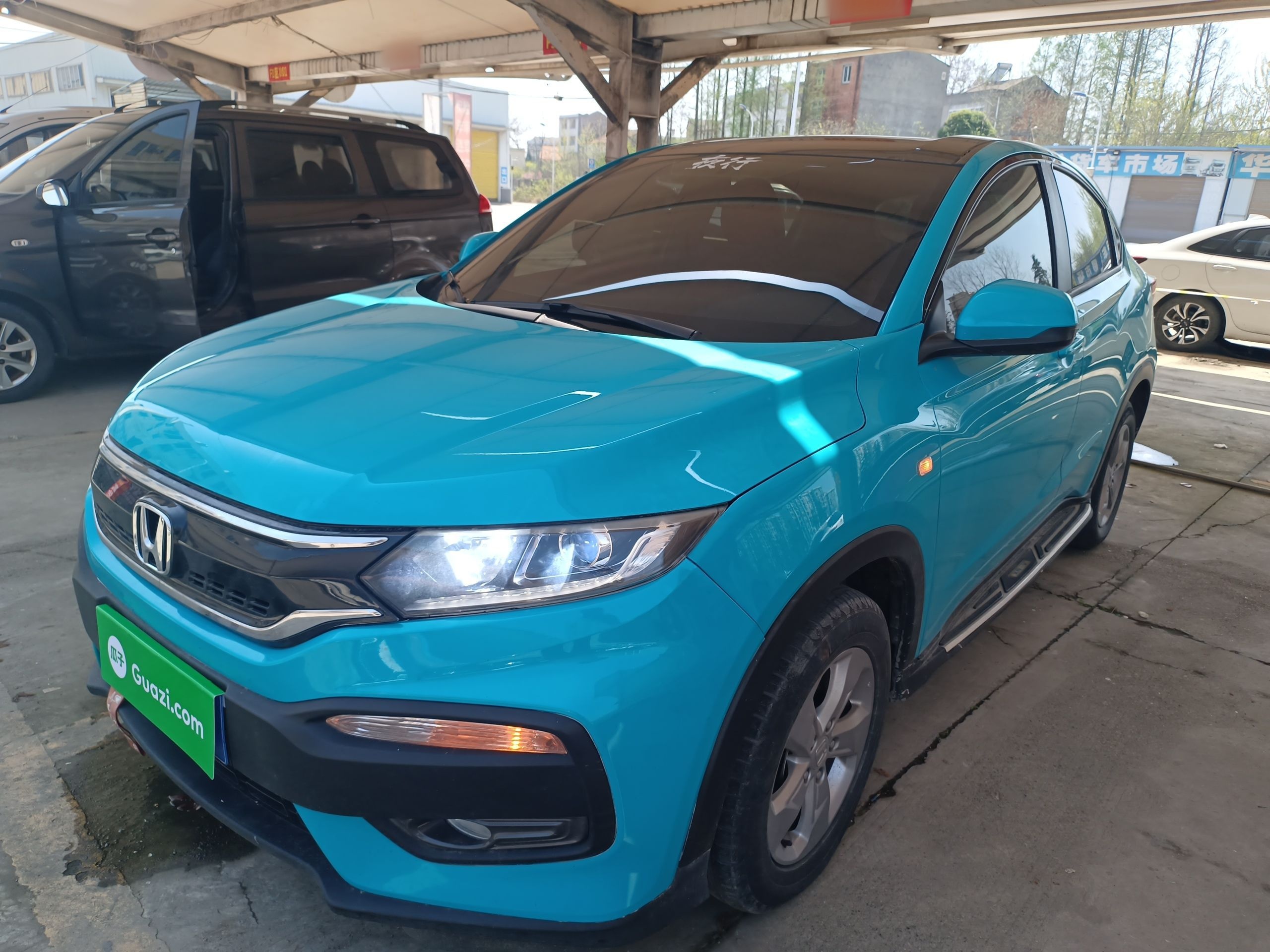 Под передней частью автомобиля