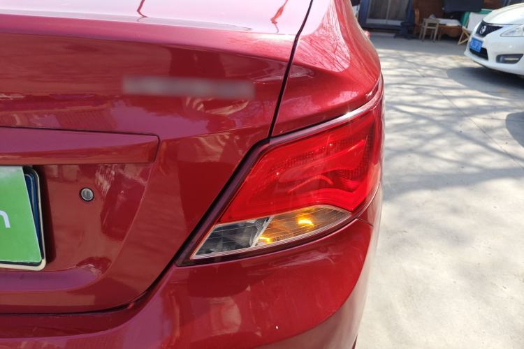 Used Hyundai Verna (older generation) 2014 1.4L Automatic Smart GLS Right Rear Taillight