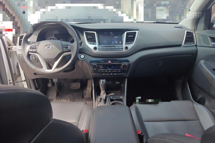 Used Hyundai Tucson 2015 1.6T Dual-Clutch Two-Wheel-Drive Smart Model Center Console