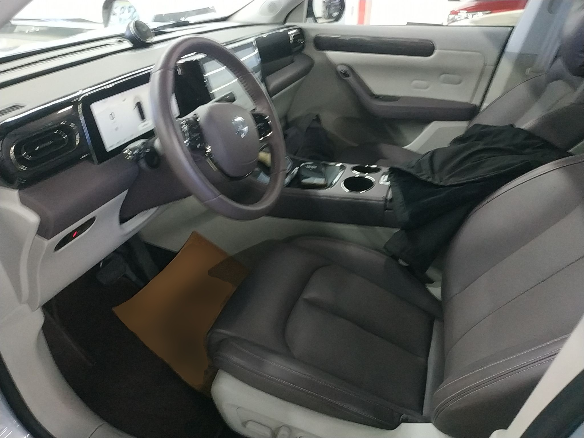 Переднее сиденье в автомобиле