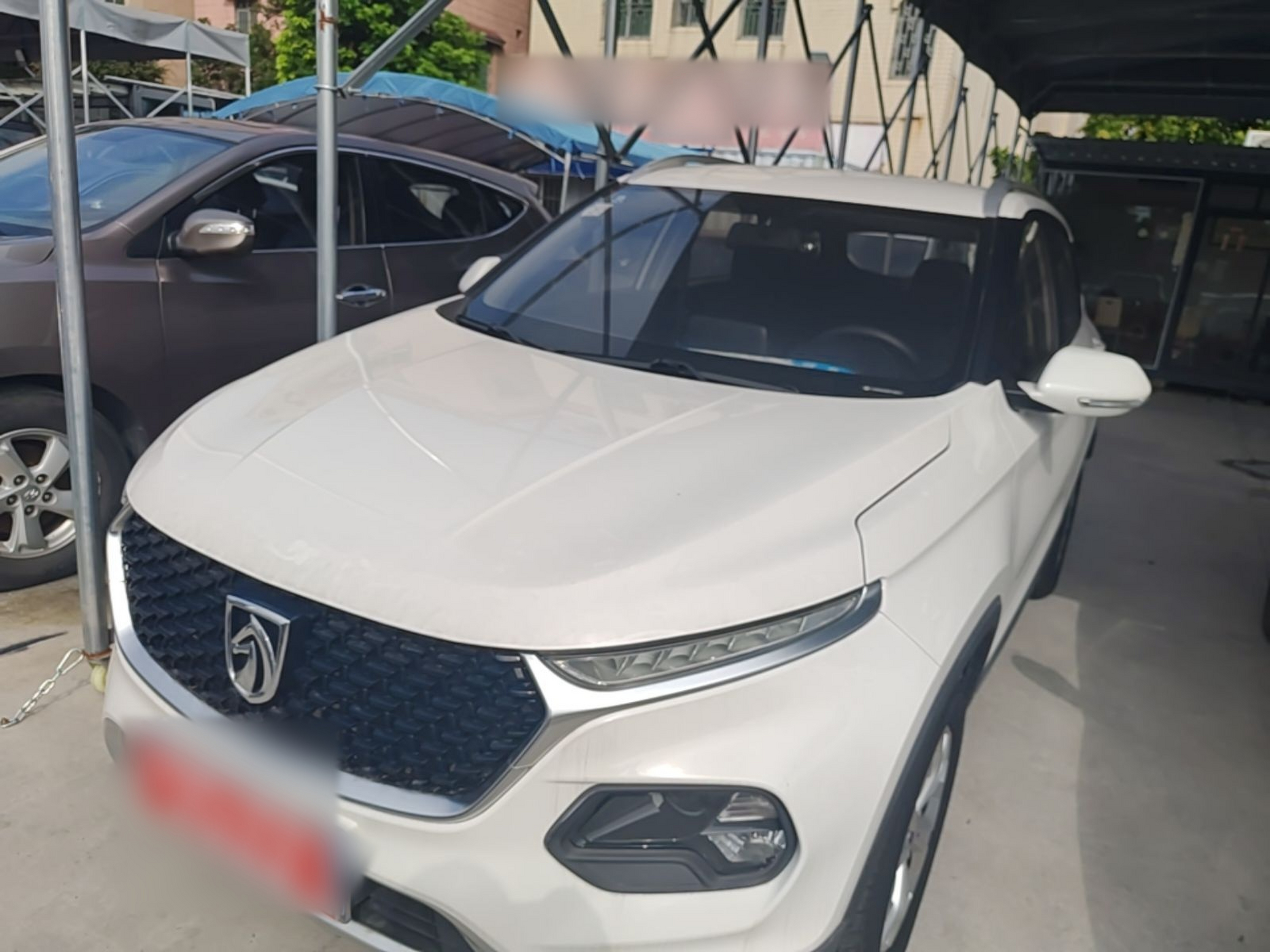 Под передней частью автомобиля