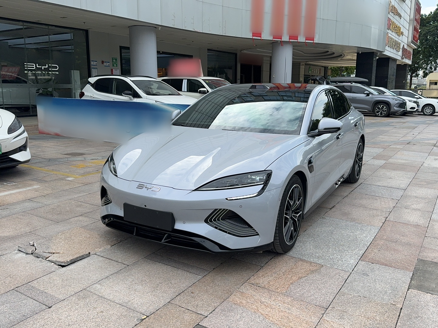 Под передней частью автомобиля