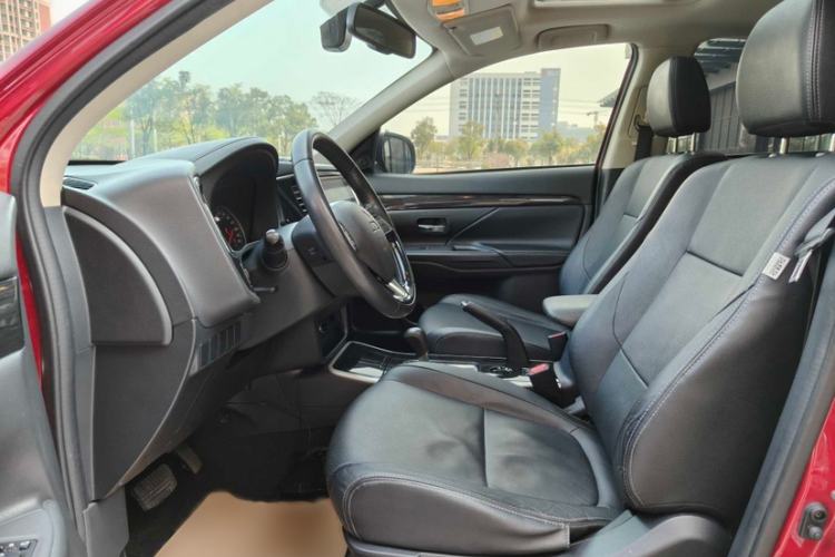 Used Mitsubishi Outlander 2018 2.0L Two-Wheel Drive Glory Edition 5 Seats Interior 7