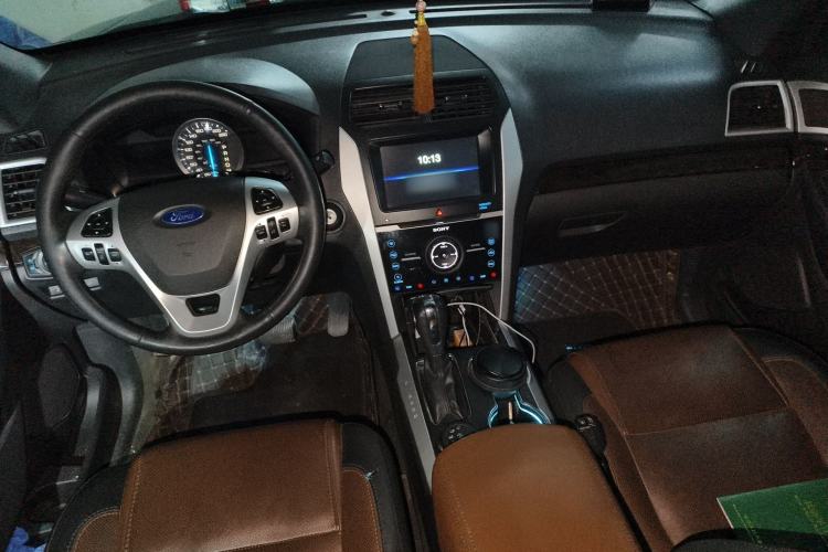 Used Ford Explorer 2013 3.5L Deluxe Model Center Console