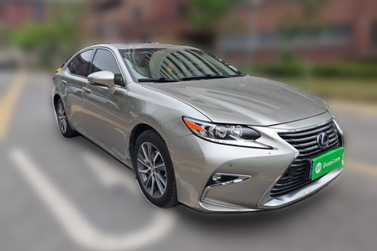 Used Lexus ES 2015 300h Comfort Edition Front Right 45 Deg